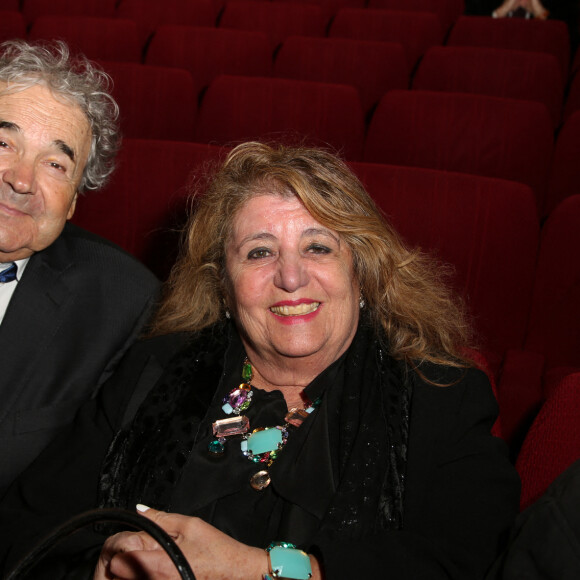 Pierre Perret et sa femme Rebecca - Représentation de la pièce de théâtre "Les Grandes Filles" au Théâtre Montparnasse en soutien à l'APREC (l'Alliance Pour la Recherche en Cancérologie) à Paris, le 31 mars 2015.