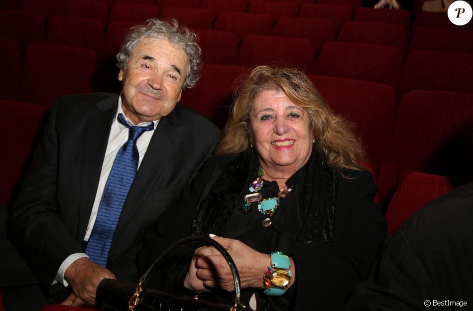 Pierre Perret et sa femme Rebecca - Représentation de la pièce de théâtre "Les Grandes Filles" au Théâtre Montparnasse en soutien à l'APREC (l'Alliance Pour la Recherche en Cancérologie) à Paris, le 31 mars 2015.