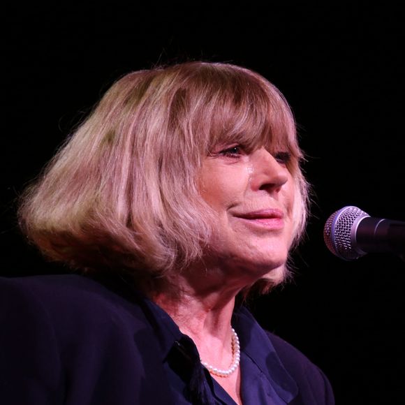 Marianne Faithfull - Soirée "ICCARRE" (Intermittents en Cycles Courts, les Anti Rétroviraux Restent Efficaces), la juste posologie dans les traitements du SIDA, à la maison Jean Paul Gaultier à Paris, le 23 novembre 2015. J. Weber a lancé la soirée par la lecture d'un texte, avant de laisser la scène à MA. Gillot, la marraine artistique d'ICCARRE, qui a invité différents artistes à la rejoindre sur scène. Le projet ICCARRE, un allègement de la prise de médication adapté pour préserver l'organisme et la santé des patients, a pour but de diminuer les antirétroviraux sous forme de cycles courts (2 ou 3 jours par semaine) à la place de 7. Lorsque l'on a administré les premières thérapies anti VIH, certains patients préféraient arrêter leur traitement car les effets indésirables étaient trop lourds. Ils ne voyaient pas le bénéfice d'un traitement pourtant nécessaire alors qu'ils se sentaient en bonne santé. L'allègement thérapeutique procure plus de confort au patient et, par conséquent, l'incite à se soigner. © Denis Guignebourg/Bestimage 