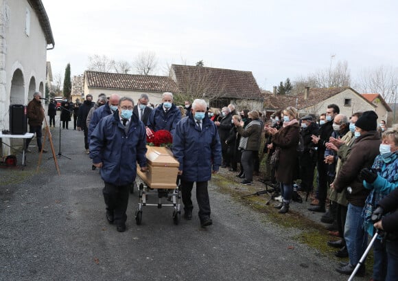 Exclusif - Cercueil du défunt - Obsèques de l'animateur phare de l'émission Thalassa, Georges Pernoud, à Monestier en Dordogne, France, le 16 janvier 2021. © Bestimage 