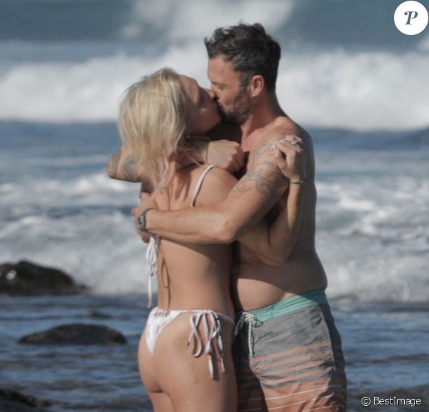 Exclusif - Brian Austin Green et sa nouvelle compagne Sharna Burgess profitent d'une journée à la plage lors d'une escapade en amoureux en ce début d'année 2021 à Kona à Hawaï.