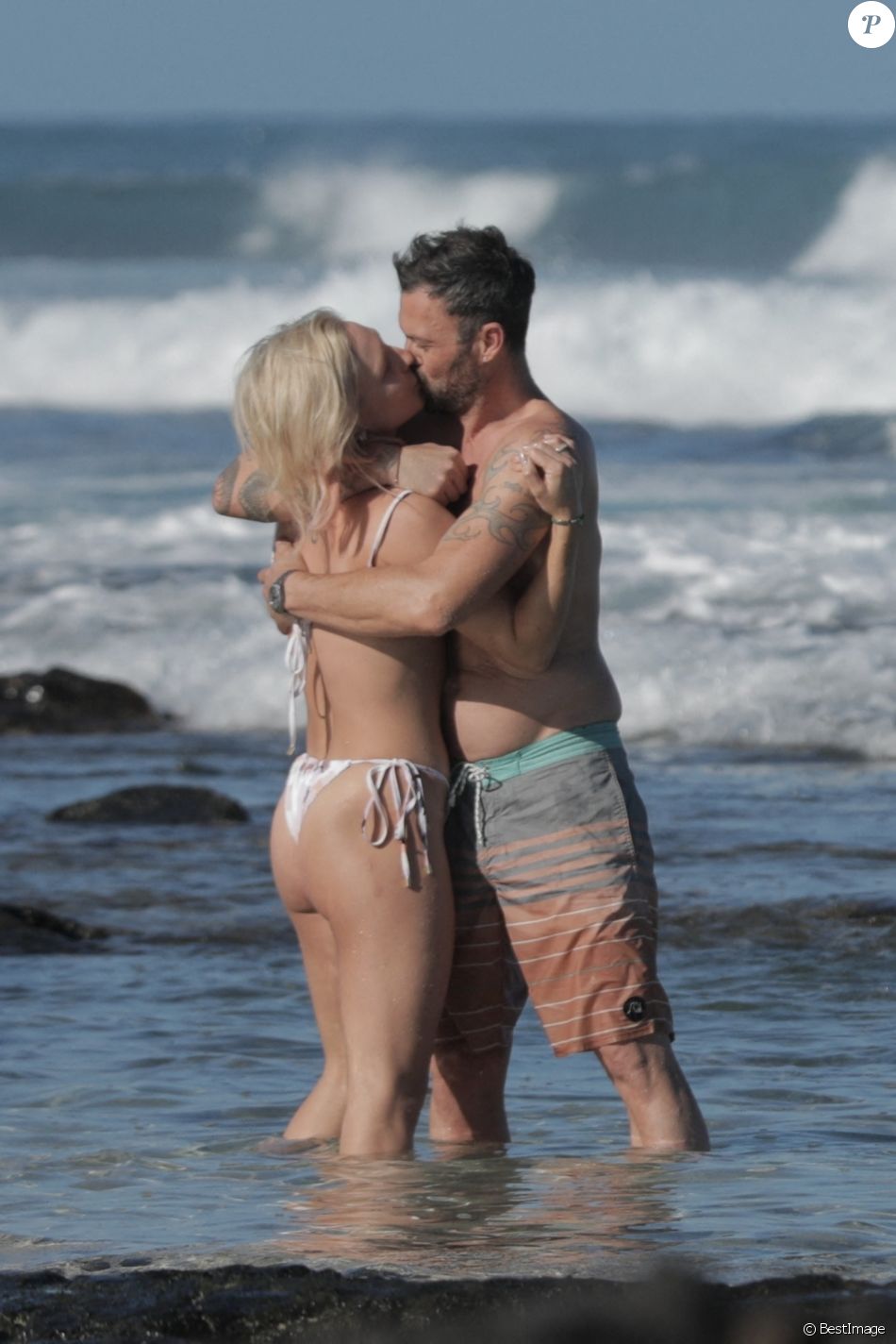 Exclusif - Brian Austin Green et sa nouvelle compagne Sharna Burgess profitent d'une journée à la plage lors d'une escapade en amoureux en ce début d'année 2021 à Kona à Hawaï.