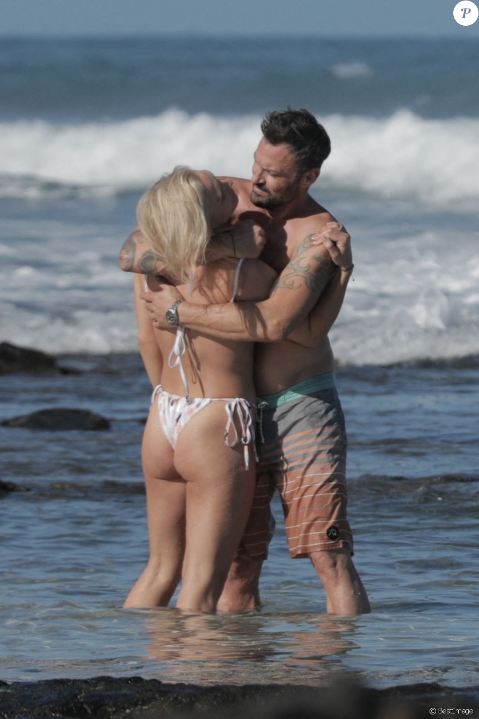 Exclusif - Brian Austin Green et sa nouvelle compagne Sharna Burgess profitent d'une journée à la plage lors d'une escapade en amoureux en ce début d'année 2021 à Kona à Hawaï. Le 2 janvier 2021.