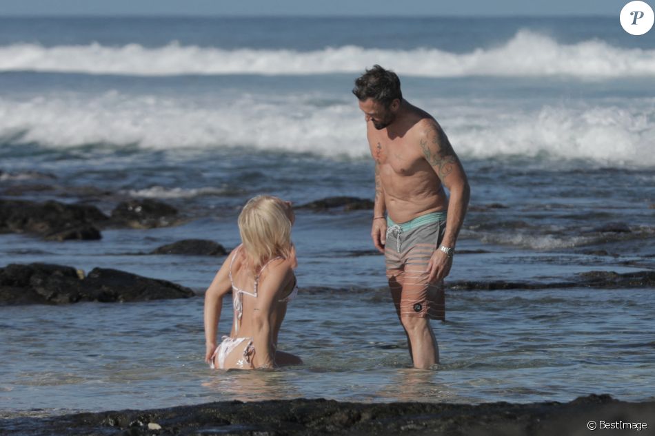 Exclusif - Brian Austin Green et sa nouvelle compagne Sharna Burgess profitent d'une journée à la plage lors d'une escapade en amoureux en ce début d'année 2021 à Kona à Hawaï. Le 2 janvier 2021.