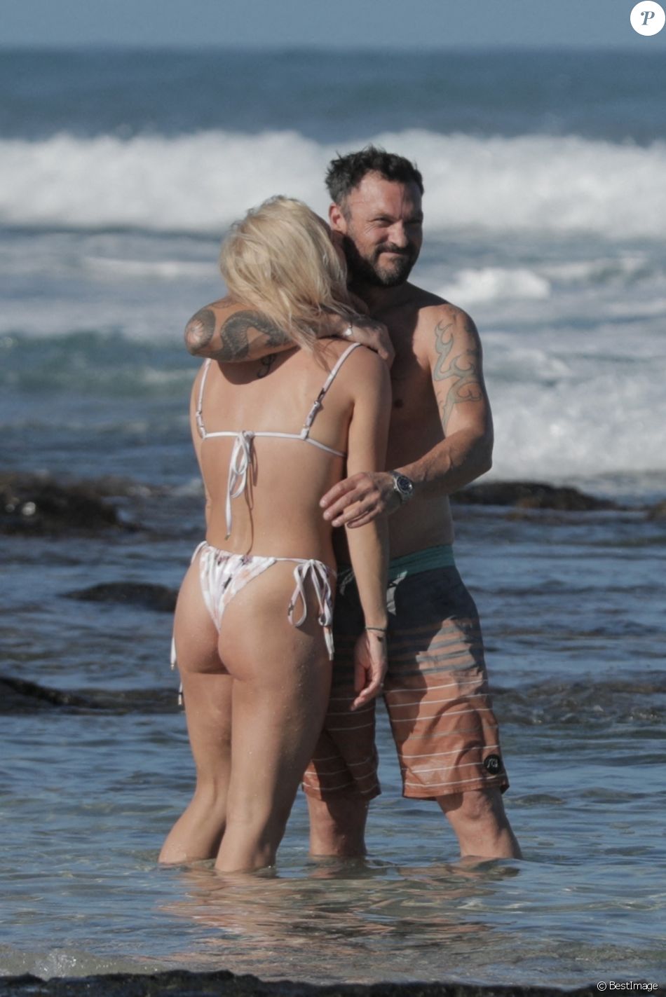 Exclusif - Brian Austin Green et sa nouvelle compagne Sharna Burgess profitent d'une journée à la plage lors d'une escapade en amoureux en ce début d'année 2021 à Kona à Hawaï. Le 2 janvier 2021.
