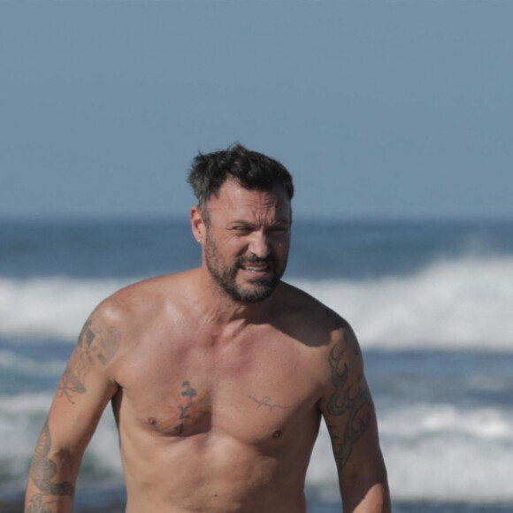 Exclusif - Brian Austin Green et sa nouvelle compagne Sharna Burgess profitent d'une journée à la plage lors d'une escapade en amoureux en ce début d'année 2021 à Kona à Hawaï. Le 2 janvier 2021.
