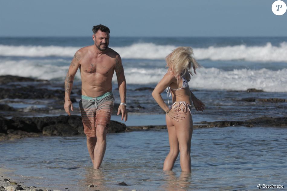 Exclusif - Brian Austin Green et sa nouvelle compagne Sharna Burgess profitent d'une journée à la plage lors d'une escapade en amoureux en ce début d'année 2021 à Kona à Hawaï. Le 2 janvier 2021.
