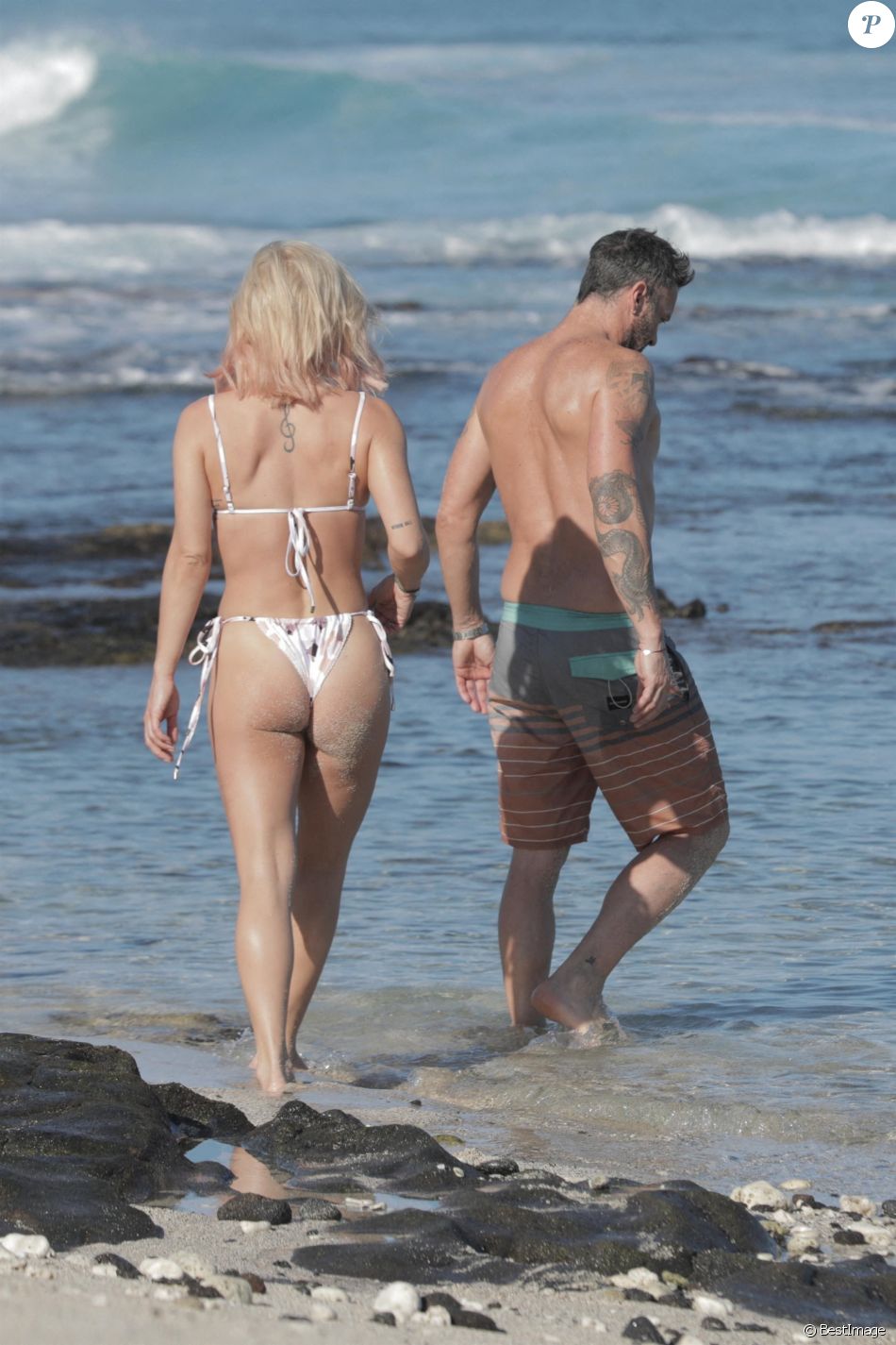 Exclusif - Brian Austin Green et sa nouvelle compagne Sharna Burgess profitent d'une journée à la plage lors d'une escapade en amoureux en ce début d'année 2021 à Kona à Hawaï. Le 2 janvier 2021.