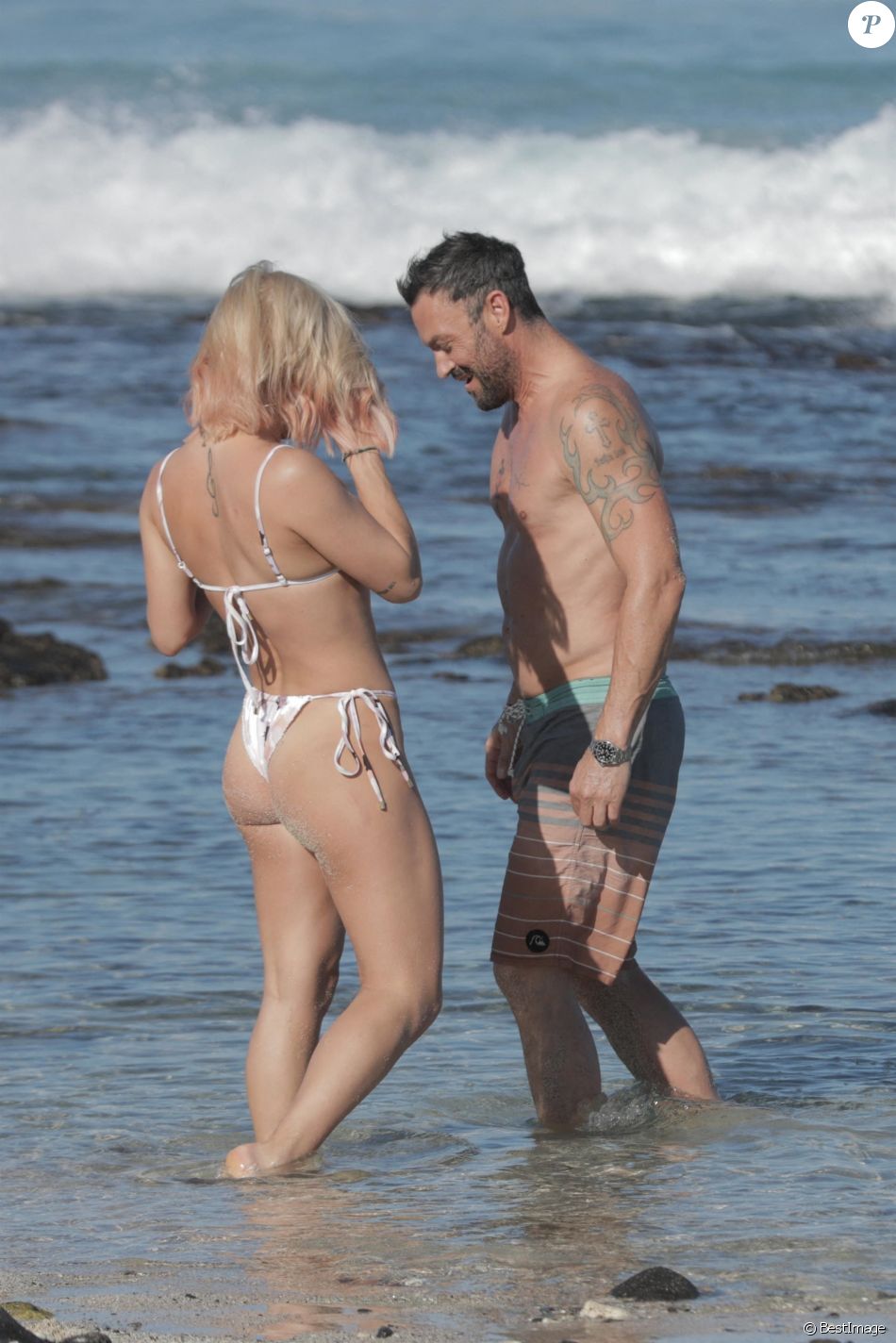 Exclusif - Brian Austin Green et sa nouvelle compagne Sharna Burgess profitent d'une journée à la plage lors d'une escapade en amoureux en ce début d'année 2021 à Kona à Hawaï. Le 2 janvier 2021.