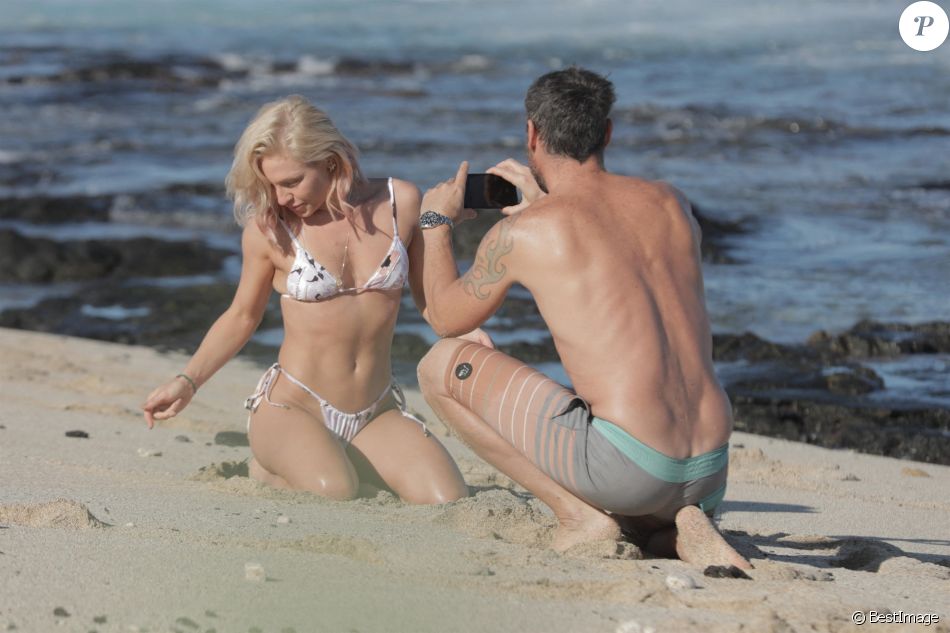 Exclusif - Brian Austin Green et sa nouvelle compagne Sharna Burgess profitent d'une journée à la plage lors d'une escapade en amoureux en ce début d'année 2021 à Kona à Hawaï. Le 2 janvier 2021.