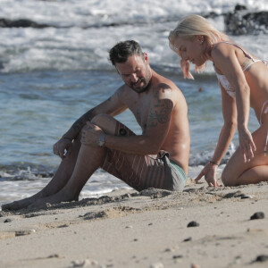 Exclusif - Brian Austin Green et sa nouvelle compagne Sharna Burgess profitent d'une journée à la plage lors d'une escapade en amoureux en ce début d'année 2021 à Kona à Hawaï. Le 2 janvier 2021.