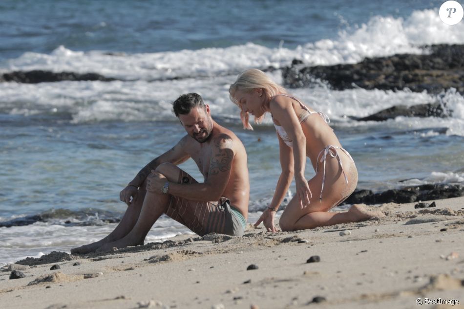 Exclusif - Brian Austin Green et sa nouvelle compagne Sharna Burgess profitent d'une journée à la plage lors d'une escapade en amoureux en ce début d'année 2021 à Kona à Hawaï. Le 2 janvier 2021.