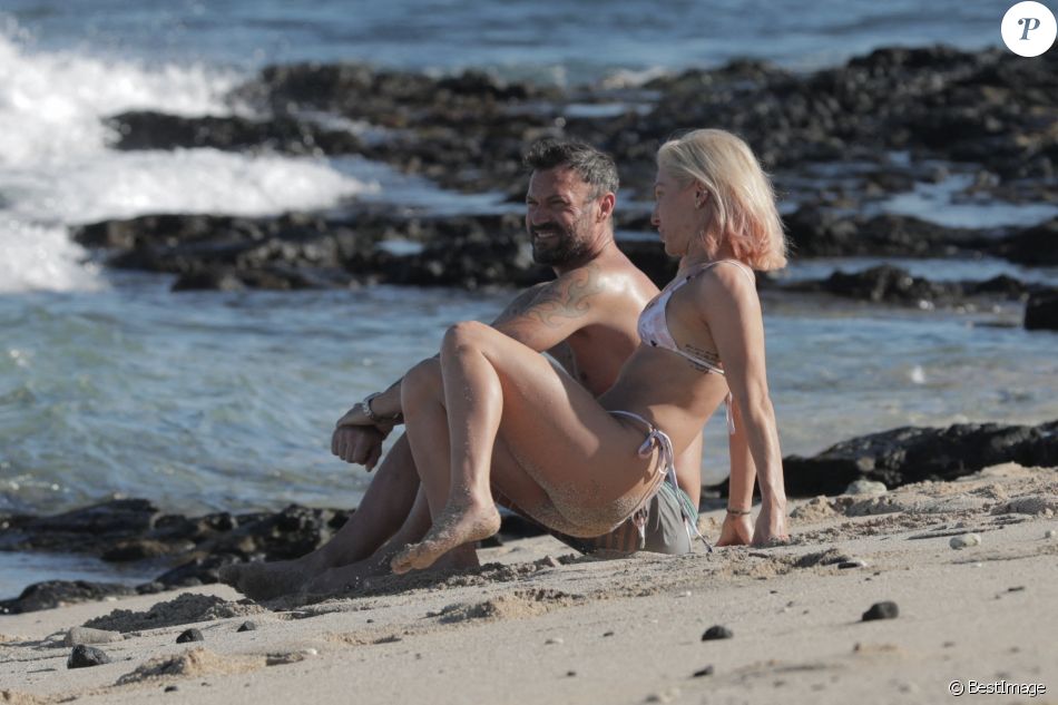 Exclusif - Brian Austin Green et sa nouvelle compagne Sharna Burgess profitent d'une journée à la plage lors d'une escapade en amoureux en ce début d'année 2021 à Kona à Hawaï. Le 2 janvier 2021.