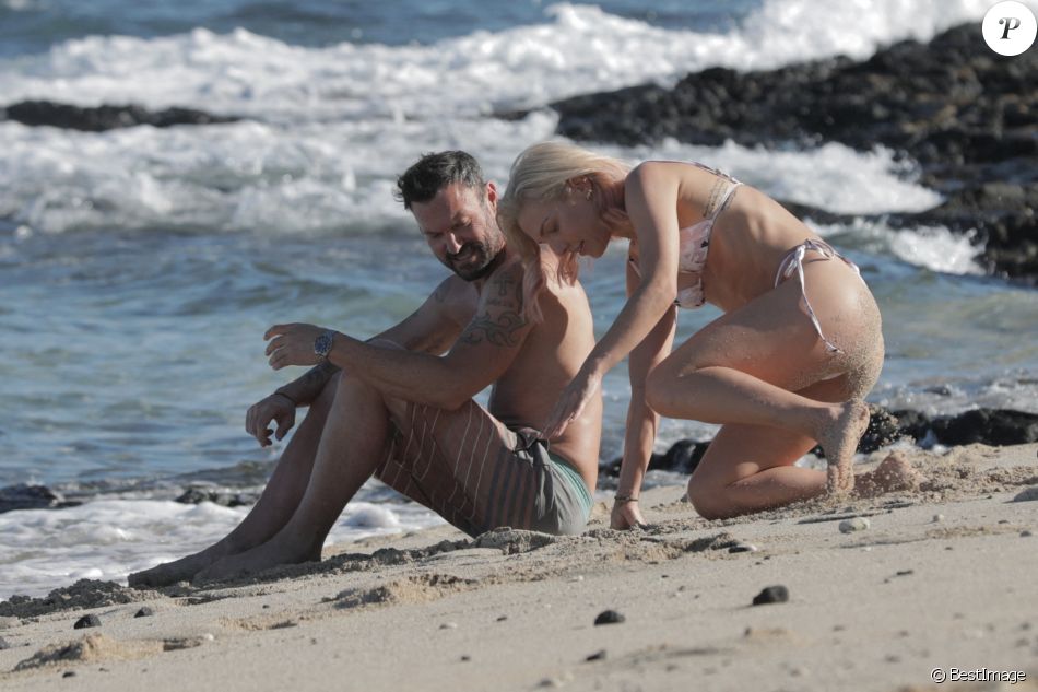 Exclusif - Brian Austin Green et sa nouvelle compagne Sharna Burgess profitent d'une journée à la plage lors d'une escapade en amoureux en ce début d'année 2021 à Kona à Hawaï. Le 2 janvier 2021.