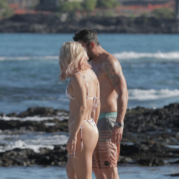 Exclusif - Brian Austin Green et sa nouvelle compagne Sharna Burgess profitent d'une journée à la plage lors d'une escapade en amoureux en ce début d'année 2021 à Kona à Hawaï. Le 2 janvier 2021.