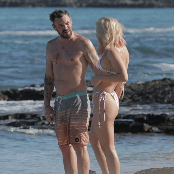 Exclusif - Brian Austin Green et sa nouvelle compagne Sharna Burgess profitent d'une journée à la plage lors d'une escapade en amoureux en ce début d'année 2021 à Kona à Hawaï. Le 2 janvier 2021.