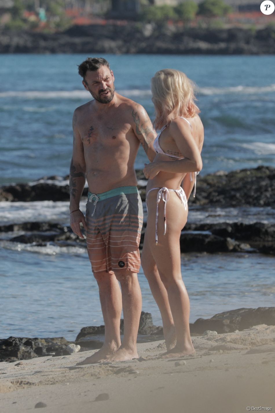 Exclusif - Brian Austin Green et sa nouvelle compagne Sharna Burgess profitent d'une journée à la plage lors d'une escapade en amoureux en ce début d'année 2021 à Kona à Hawaï. Le 2 janvier 2021.