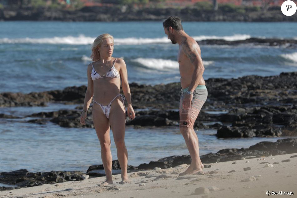 Exclusif - Brian Austin Green et sa nouvelle compagne Sharna Burgess profitent d'une journée à la plage lors d'une escapade en amoureux en ce début d'année 2021 à Kona à Hawaï. Le 2 janvier 2021.