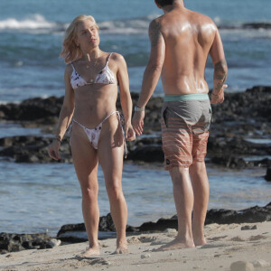 Exclusif - Brian Austin Green et sa nouvelle compagne Sharna Burgess profitent d'une journée à la plage lors d'une escapade en amoureux en ce début d'année 2021 à Kona à Hawaï. Le 2 janvier 2021.