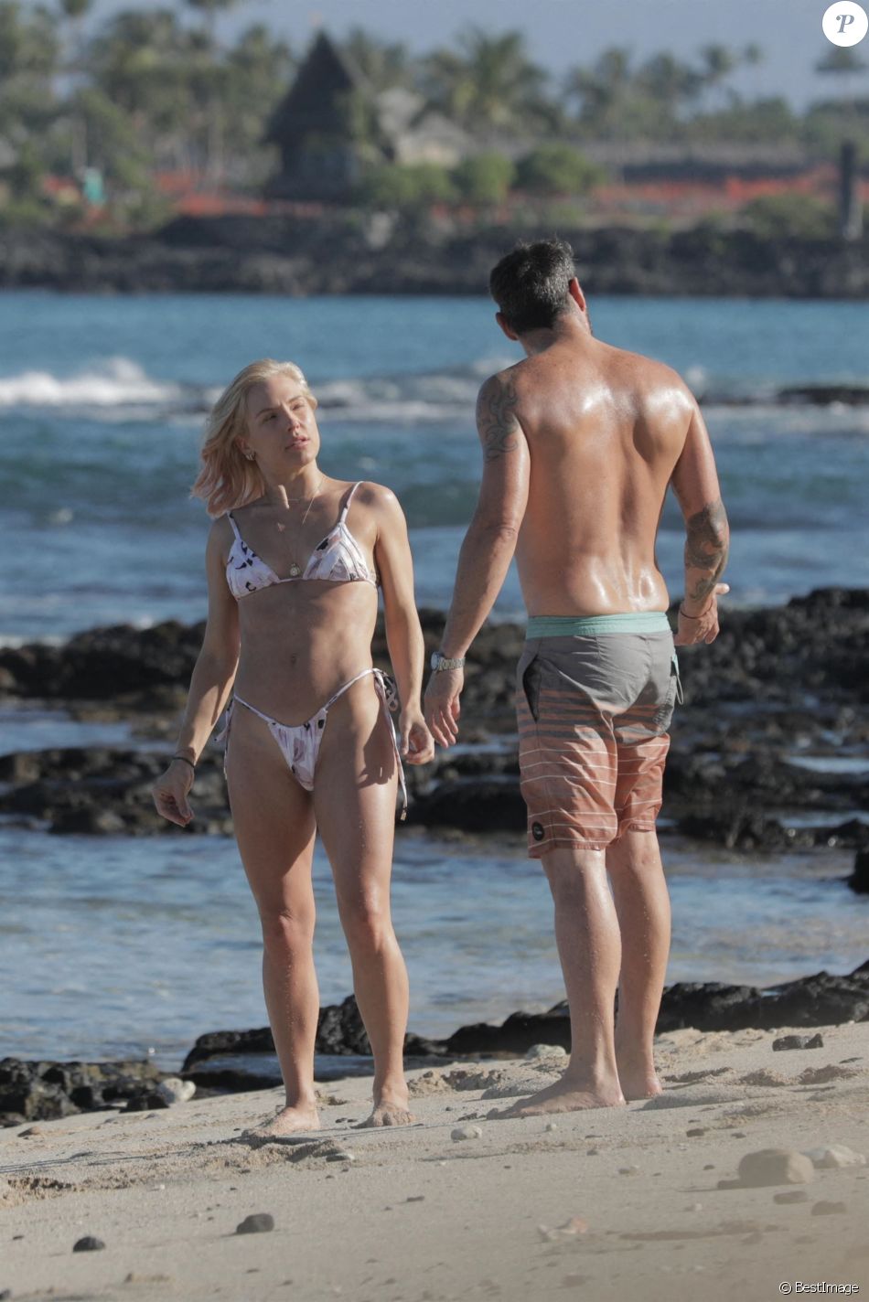 Exclusif - Brian Austin Green et sa nouvelle compagne Sharna Burgess profitent d'une journée à la plage lors d'une escapade en amoureux en ce début d'année 2021 à Kona à Hawaï. Le 2 janvier 2021.
