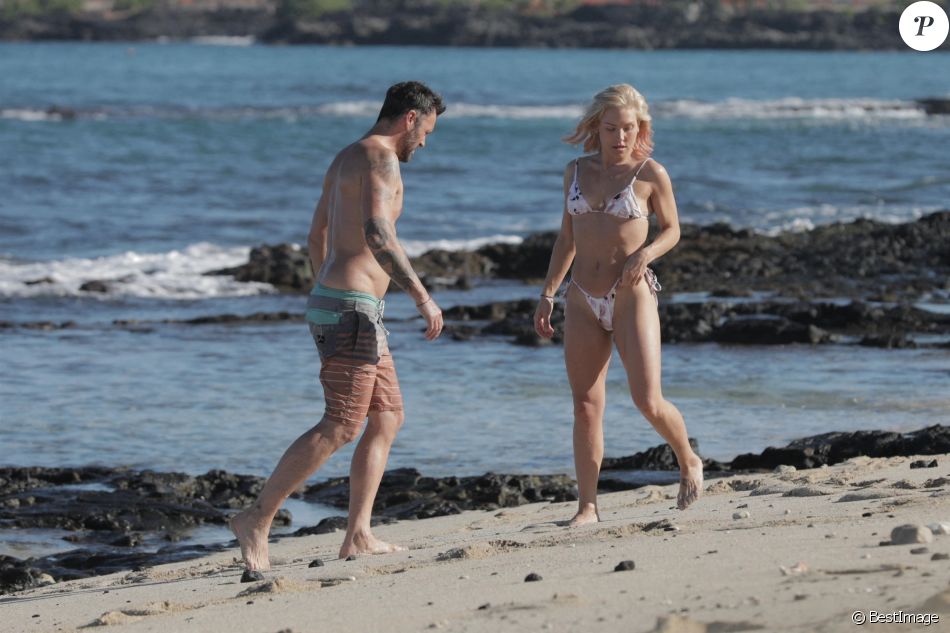 Exclusif - Brian Austin Green et sa nouvelle compagne Sharna Burgess profitent d'une journée à la plage lors d'une escapade en amoureux en ce début d'année 2021 à Kona à Hawaï. Le 2 janvier 2021.