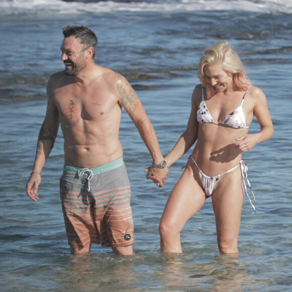 Exclusif - Brian Austin Green et sa nouvelle compagne Sharna Burgess profitent d'une journée à la plage lors d'une escapade en amoureux en ce début d'année 2021 à Kona à Hawaï. Le 2 janvier 2021.