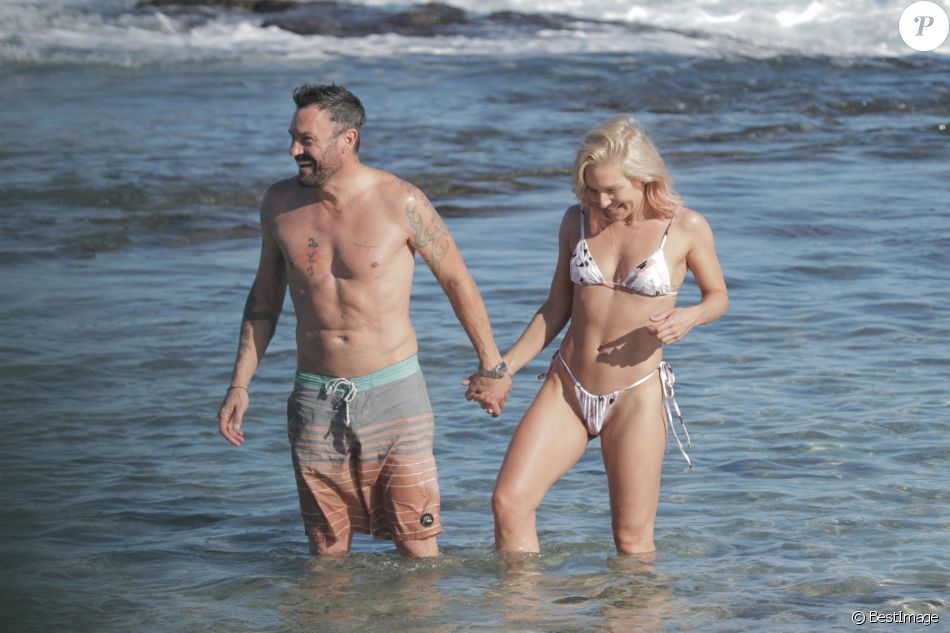 Exclusif - Brian Austin Green et sa nouvelle compagne Sharna Burgess profitent d'une journée à la plage lors d'une escapade en amoureux en ce début d'année 2021 à Kona à Hawaï. Le 2 janvier 2021.