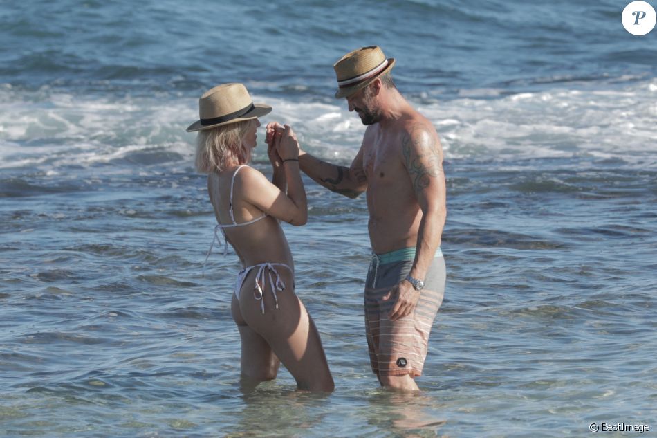 Exclusif - Brian Austin Green et sa nouvelle compagne Sharna Burgess profitent d'une journée à la plage lors d'une escapade en amoureux en ce début d'année 2021 à Kona à Hawaï. Le 2 janvier 2021.