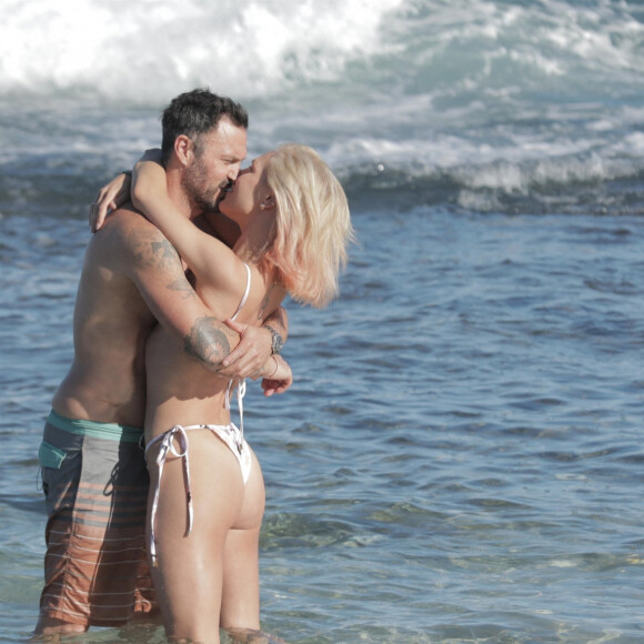 Exclusif - Brian Austin Green et sa nouvelle compagne Sharna Burgess profitent d'une journée à la plage lors d'une escapade en amoureux en ce début d'année 2021 à Kona à Hawaï. Le 2 janvier 2021.
