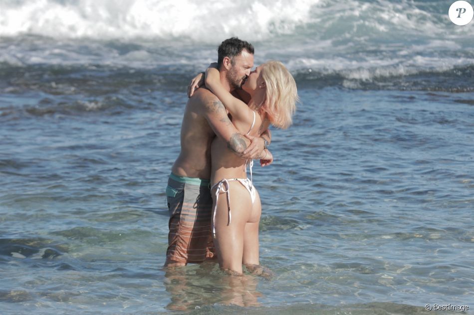 Exclusif - Brian Austin Green et sa nouvelle compagne Sharna Burgess profitent d'une journée à la plage lors d'une escapade en amoureux en ce début d'année 2021 à Kona à Hawaï. Le 2 janvier 2021.