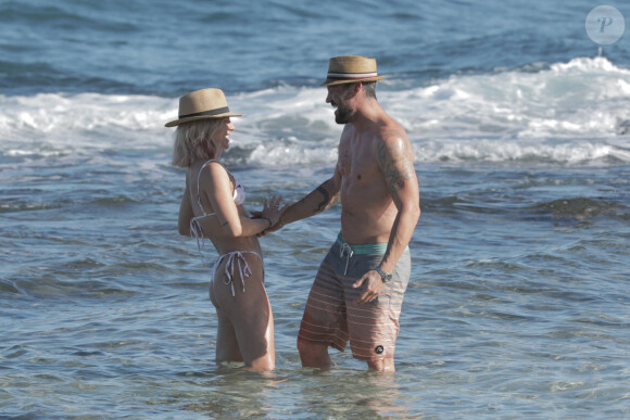 Exclusif - Brian Austin Green et sa nouvelle compagne Sharna Burgess profitent d'une journée à la plage lors d'une escapade en amoureux en ce début d'année 2021 à Kona à Hawaï. Le 2 janvier 2021.