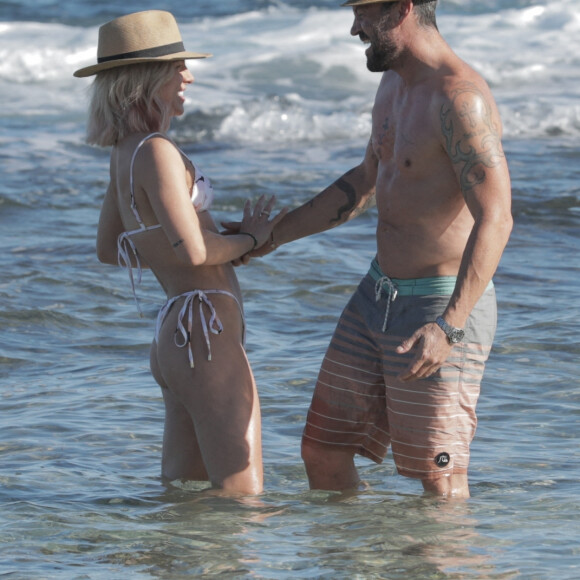 Exclusif - Brian Austin Green et sa nouvelle compagne Sharna Burgess profitent d'une journée à la plage lors d'une escapade en amoureux en ce début d'année 2021 à Kona à Hawaï. Le 2 janvier 2021.