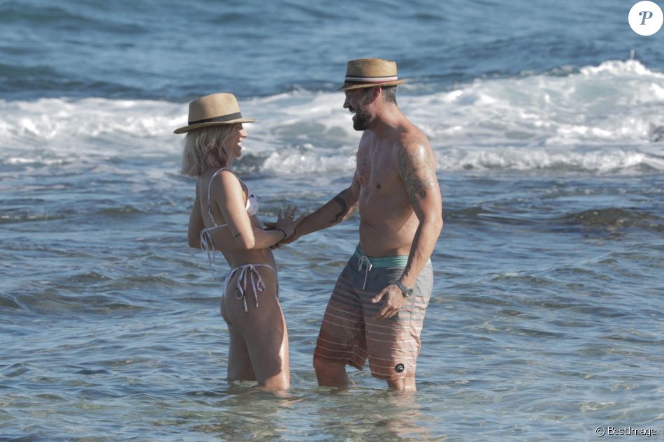 Exclusif - Brian Austin Green et sa nouvelle compagne Sharna Burgess profitent d'une journée à la plage lors d'une escapade en amoureux en ce début d'année 2021 à Kona à Hawaï. Le 2 janvier 2021.