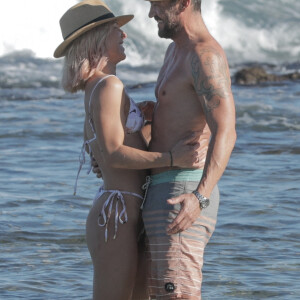 Exclusif - Brian Austin Green et sa nouvelle compagne Sharna Burgess profitent d'une journée à la plage lors d'une escapade en amoureux en ce début d'année 2021 à Kona à Hawaï. Le 2 janvier 2021.