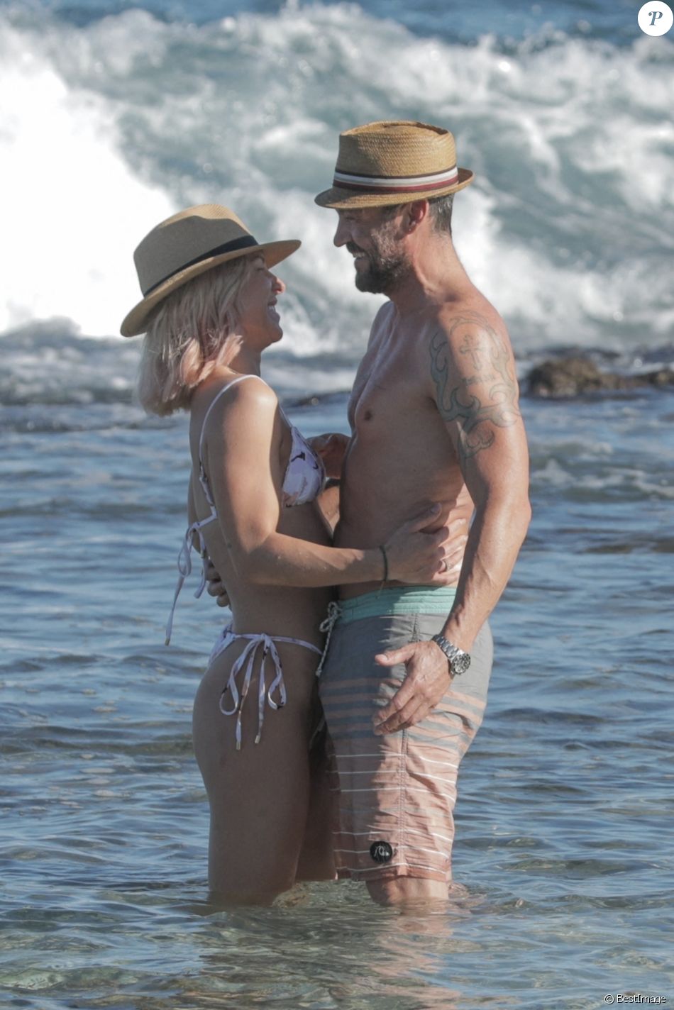 Exclusif - Brian Austin Green et sa nouvelle compagne Sharna Burgess profitent d'une journée à la plage lors d'une escapade en amoureux en ce début d'année 2021 à Kona à Hawaï. Le 2 janvier 2021.