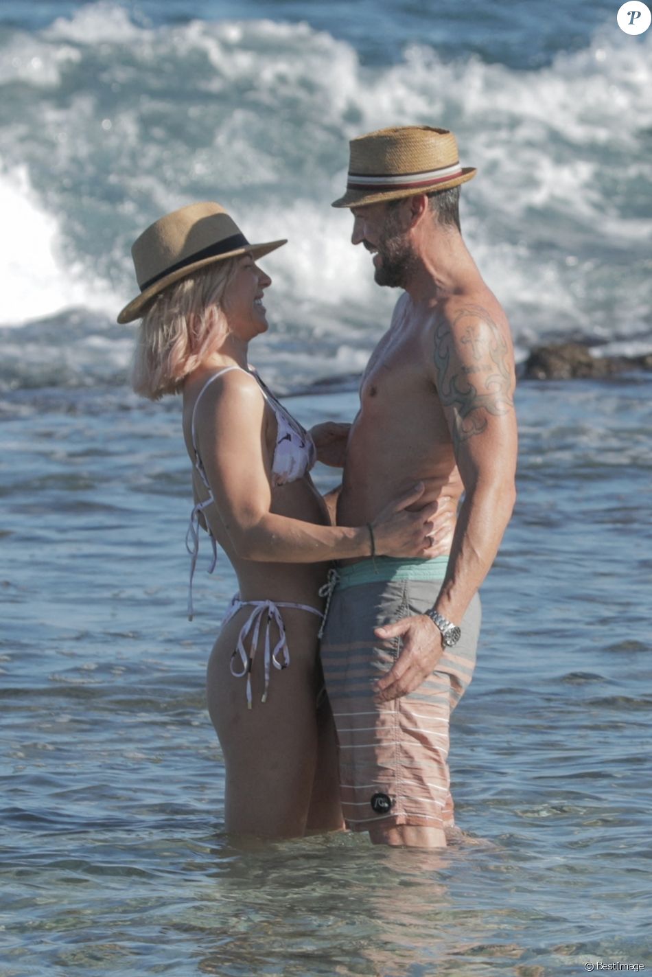 Exclusif - Brian Austin Green et sa nouvelle compagne Sharna Burgess profitent d'une journée à la plage lors d'une escapade en amoureux en ce début d'année 2021 à Kona à Hawaï. Le 2 janvier 2021.