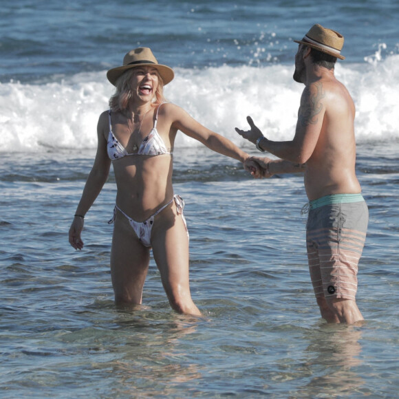 Exclusif - Brian Austin Green et sa nouvelle compagne Sharna Burgess profitent d'une journée à la plage lors d'une escapade en amoureux en ce début d'année 2021 à Kona à Hawaï. Le 2 janvier 2021.