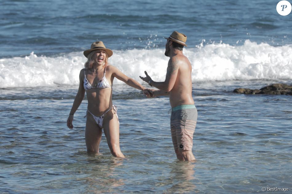 Exclusif - Brian Austin Green et sa nouvelle compagne Sharna Burgess profitent d'une journée à la plage lors d'une escapade en amoureux en ce début d'année 2021 à Kona à Hawaï. Le 2 janvier 2021.
