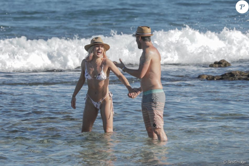 Exclusif - Brian Austin Green et sa nouvelle compagne Sharna Burgess profitent d'une journée à la plage lors d'une escapade en amoureux en ce début d'année 2021 à Kona à Hawaï. Le 2 janvier 2021.