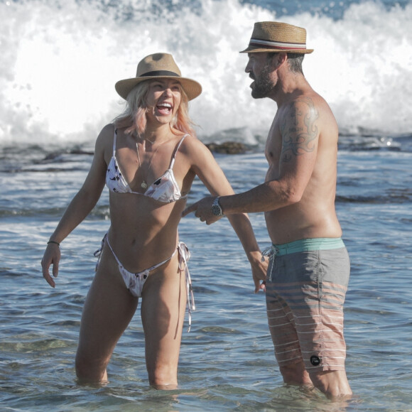 Exclusif - Brian Austin Green et sa nouvelle compagne Sharna Burgess profitent d'une journée à la plage lors d'une escapade en amoureux en ce début d'année 2021 à Kona à Hawaï. Le 2 janvier 2021.