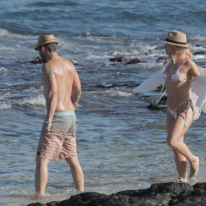 Exclusif - Brian Austin Green et sa nouvelle compagne Sharna Burgess profitent d'une journée à la plage lors d'une escapade en amoureux en ce début d'année 2021 à Kona à Hawaï. Le 2 janvier 2021.