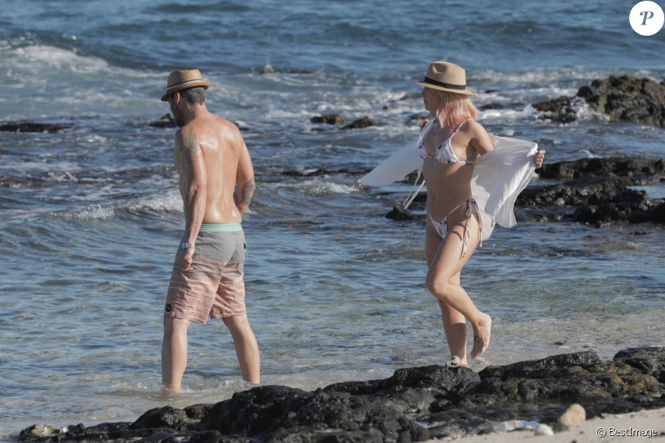 Exclusif - Brian Austin Green et sa nouvelle compagne Sharna Burgess profitent d'une journée à la plage lors d'une escapade en amoureux en ce début d'année 2021 à Kona à Hawaï. Le 2 janvier 2021.