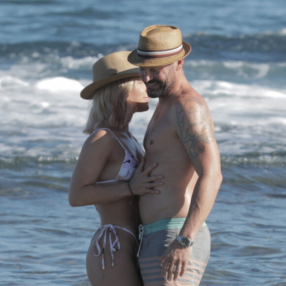 Exclusif - Brian Austin Green et sa nouvelle compagne Sharna Burgess profitent d'une journée à la plage lors d'une escapade en amoureux en ce début d'année 2021 à Kona à Hawaï. Le 2 janvier 2021.