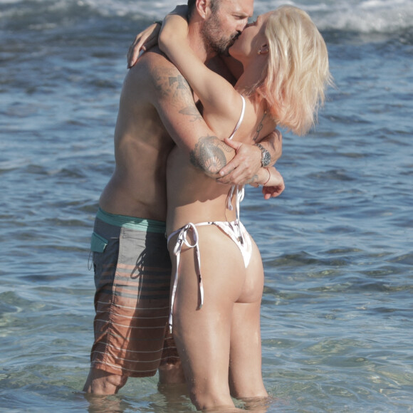 Exclusif - Brian Austin Green et sa nouvelle compagne Sharna Burgess profitent d'une journée à la plage lors d'une escapade en amoureux en ce début d'année 2021 à Kona à Hawaï. Le 2 janvier 2021.