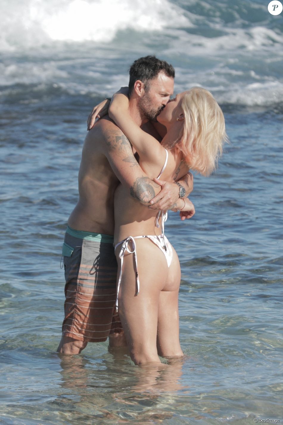 Exclusif - Brian Austin Green et sa nouvelle compagne Sharna Burgess profitent d'une journée à la plage lors d'une escapade en amoureux en ce début d'année 2021 à Kona à Hawaï. Le 2 janvier 2021.