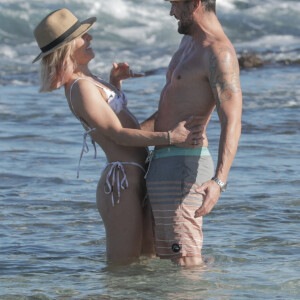 Exclusif - Brian Austin Green et sa nouvelle compagne Sharna Burgess profitent d'une journée à la plage lors d'une escapade en amoureux en ce début d'année 2021 à Kona à Hawaï. Le 2 janvier 2021.
