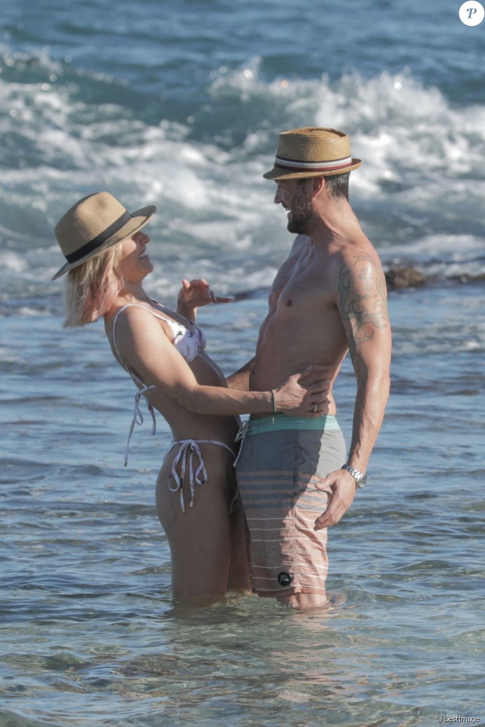 Exclusif - Brian Austin Green et sa nouvelle compagne Sharna Burgess profitent d'une journée à la plage lors d'une escapade en amoureux en ce début d'année 2021 à Kona à Hawaï. Le 2 janvier 2021.