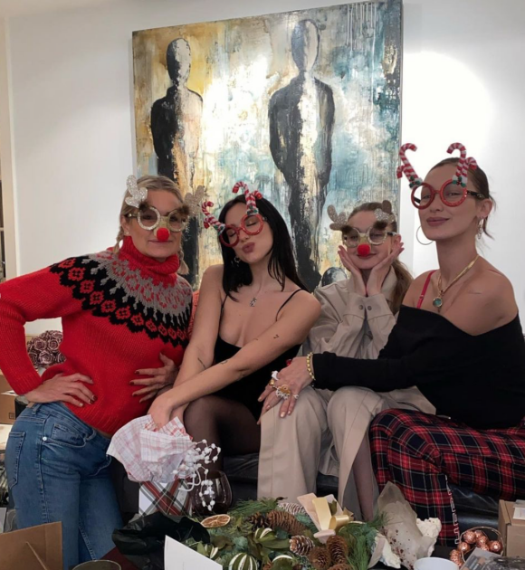 Yolanda Hadid, Dua Lipa, Gigi et Bella Hadid ont célébré Noël ensemble.