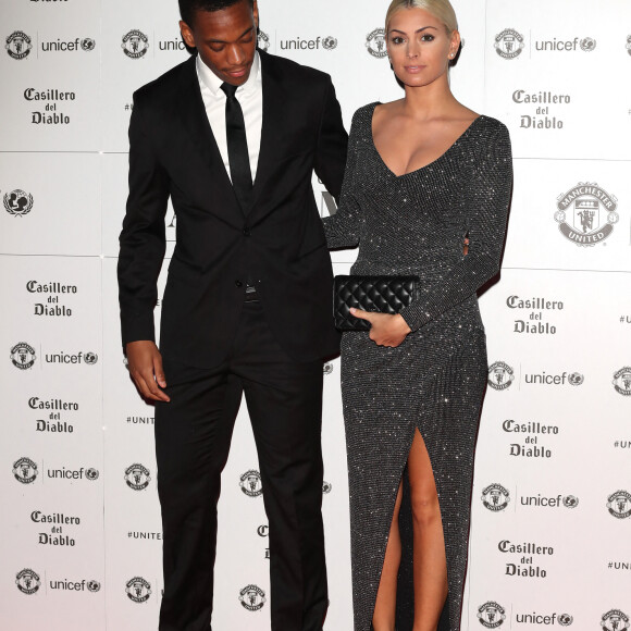 Anthony Martial et sa compagne Mélanie da Cruz sont apparus pour la première fois en public au photocall du dîner de gala "The United for UNICEF" au stade Old Trafford à Manchester, Royaume Uni, le 31 octobre 2016.