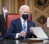 Le 46ème président des Etats-Unis Joe Biden lors de la signature de ses premiers décrets, juste après son investiture, dans le bureau ovale de la Maison Blanche à Washington. Le 20 janvier 2021 